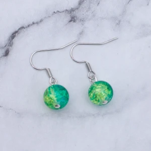 Örhängen med glaspärlor  - Silverfärgade örhängen med flerfärgade glaspärlor, nickelfria. Fri frakt vid köp över 100:-