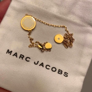  - Armband från Marc Jacobs i guldfärg 