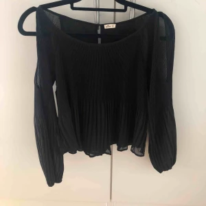  - Fin blus från Hollister. Köpt för 400kr, fint skick.  Blusen är öppen vid axlarna 💕
