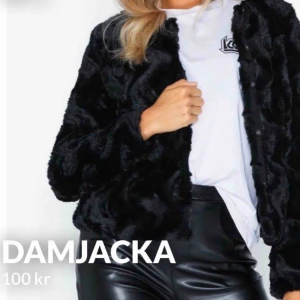  - En fuskpälsjacka i storlek S! Priset kan diskuteras och köparen står för frakt 😄