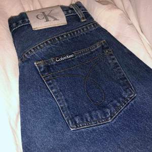 Blåa jeans från Calvin Klein - använda cirka 5 ggr, växt ur dom därför säljs de.  Midja: 80cm Höft: 100cm Längd: 104cm