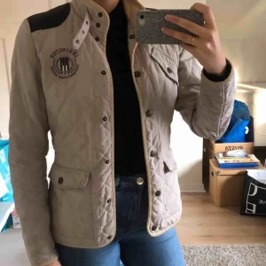  - Beige quiltad jacka från Lexington, bra skick.  Storlek Small.   Nypris 3000kr   Från 500kr