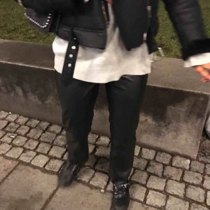  - Super snygga skinnbyxor från Vero Moda! Sparsamt använda. S i midjan och 32 i längd⚡️