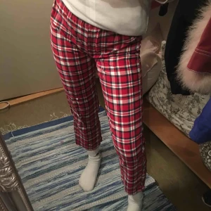 mysiga pyjamasbyxor, buda! - säljer jättemysiga pyjamasbyxor. för korta för mig så dom kommer tyvärr inte till använding. det är många intresserade så buda gärna:) högsta bud just nu: 85kr