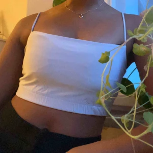  - Ljusgrått linne med spaghetti stripes!