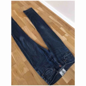  - Märke: Tiger of Sweden Jeans Modell: Skogsberg - Gracious Storlek: W28 L32  Nypris: 1299:-  Använda men i fint skick utan defekter.