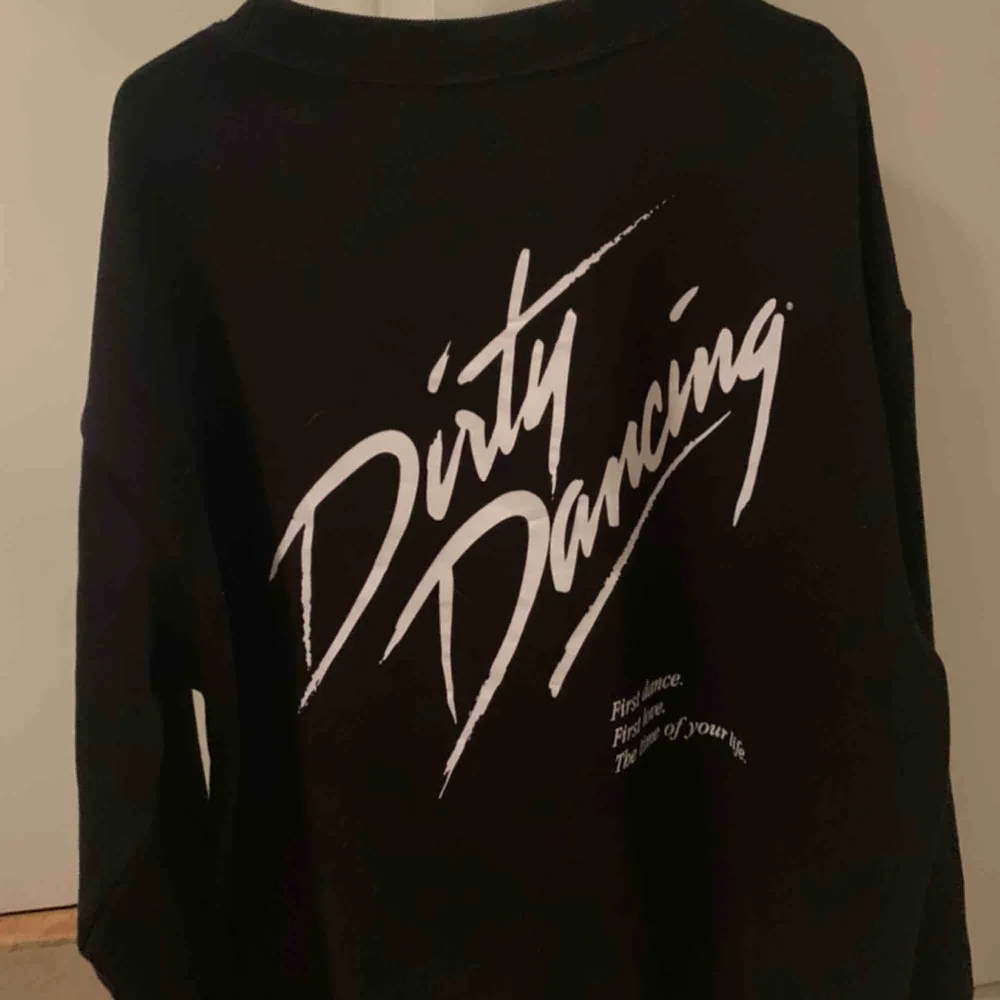 Den populära Collegetröja/sweatshirt från zara med coolt tryck, knappt använd, möts upp i Stockholm, betalning via swish!. Hoodies.