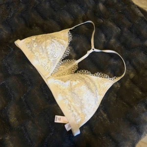 - Säljer denna jättefina och gulliga spets braletten från Victoria’s secret, köpt i New York. Den är väldigt bekväm och försluts enkelt med ett spänne mellan brösten. Lätt vaddad med inlägg som går att ta ut om så önskas. 🌸