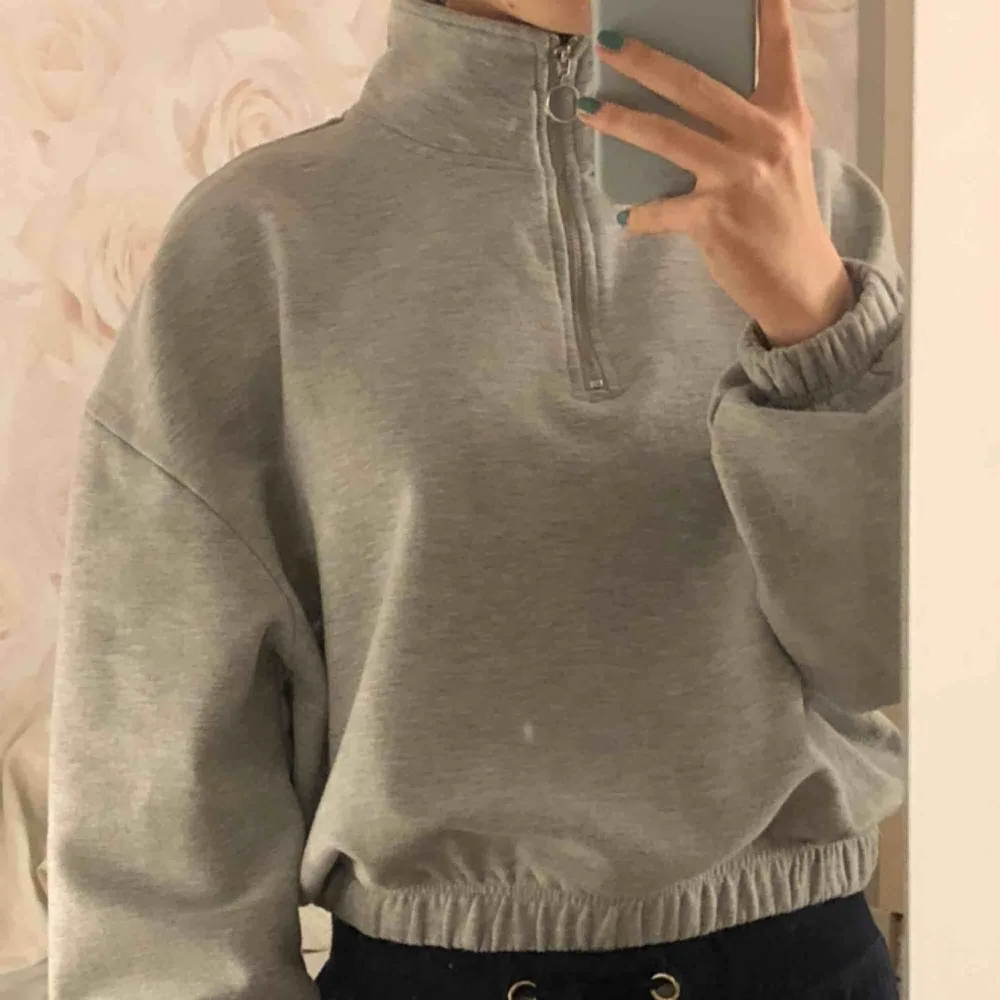 Jättefin hoddie från bikbok!💕 original pris: 400kr  Köparen står för frakt💕. Hoodies.