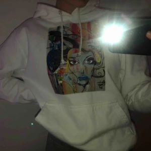  - Hoodie "Painted Woman” vit, ifrån the cool elephant i strl S. Använd 2-3 gånger.  