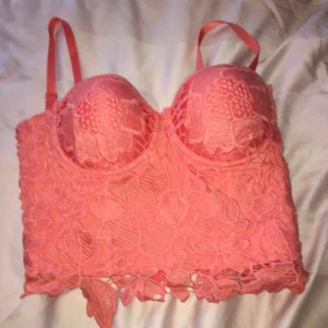 Bustier - Topp i nyskick, har aldrig kommit till användning pga den är för liten. Storlek 6, motsvarar XS. Knäppningar bak som påminner lite om en korsett.  • Köparen står för frakt!