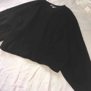  - Riktigt skön Sweater i storlek XS (passar även small). Tröjan är oanvänd, men testad. Säljes då den inte är min stil. Tröjan är inköpt nyligen, så den är helt som ny!  • Köparen står för frakt