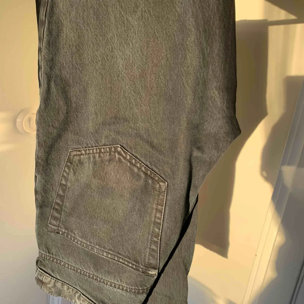 Högmidjade grå/svart jeans med knappar istället för dragkedja  Möter upp i Uppsala annars står köparen för frakten💓🌸🧡Kan frakta flera plagg tsm så kolla in min profil för mer kläder :). Jeans & Byxor.