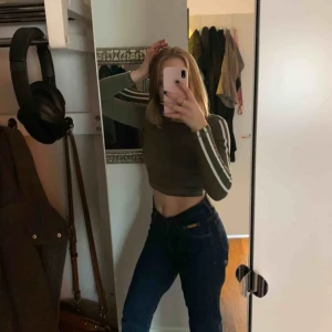  - Militärgrön crop top med vita sträck längst armarna. Superfin, men kommer inte längre till användning. Möts upp i Stockholm. Men postar även, frakten är ej inkluderad i priset.  :)