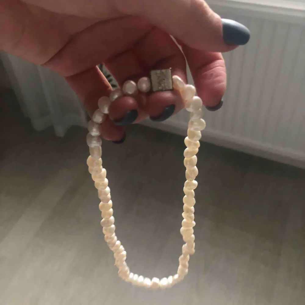 Ett pärlhalsband från Snö Of Sweden (äckta pärlor) som inte kommer till användning.. Accessoarer.