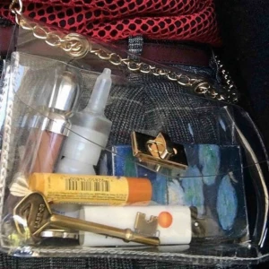  - Genomskinlig väska från beyond retro! köpt hösten 2018 för runt 200kr tror jag. Frakt minst 42kr, lånad bild