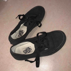  - Säljer hel svarta vans pga ingen användning. Möts upp sthlm eller består frakten av köparen