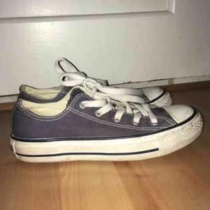  - Converse (Blåa) som jag använt vid ett par få tillfällen. Skorna är i fint skick. Blir helt som nya med lite putsning då smutset endast är ytligt. Storlek 35. •Köparen står för frakt! 