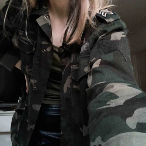  - Snygg militär jacka som sitter oversized på mig (173cm). Mycket bra skick✨💞