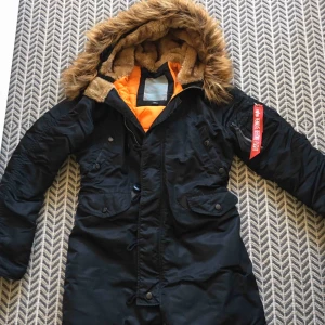 Alpha industries jacka - En svart vinterjacka från alpha industries. Slutar lite under rumpan på mig som är 160 cm. Har snören på insidan som man kan dra åt för att markera midjan. Inköpt 2019. Nypris ca 3000, säljer för 1000. Pris går att diskutera vid snabb affär