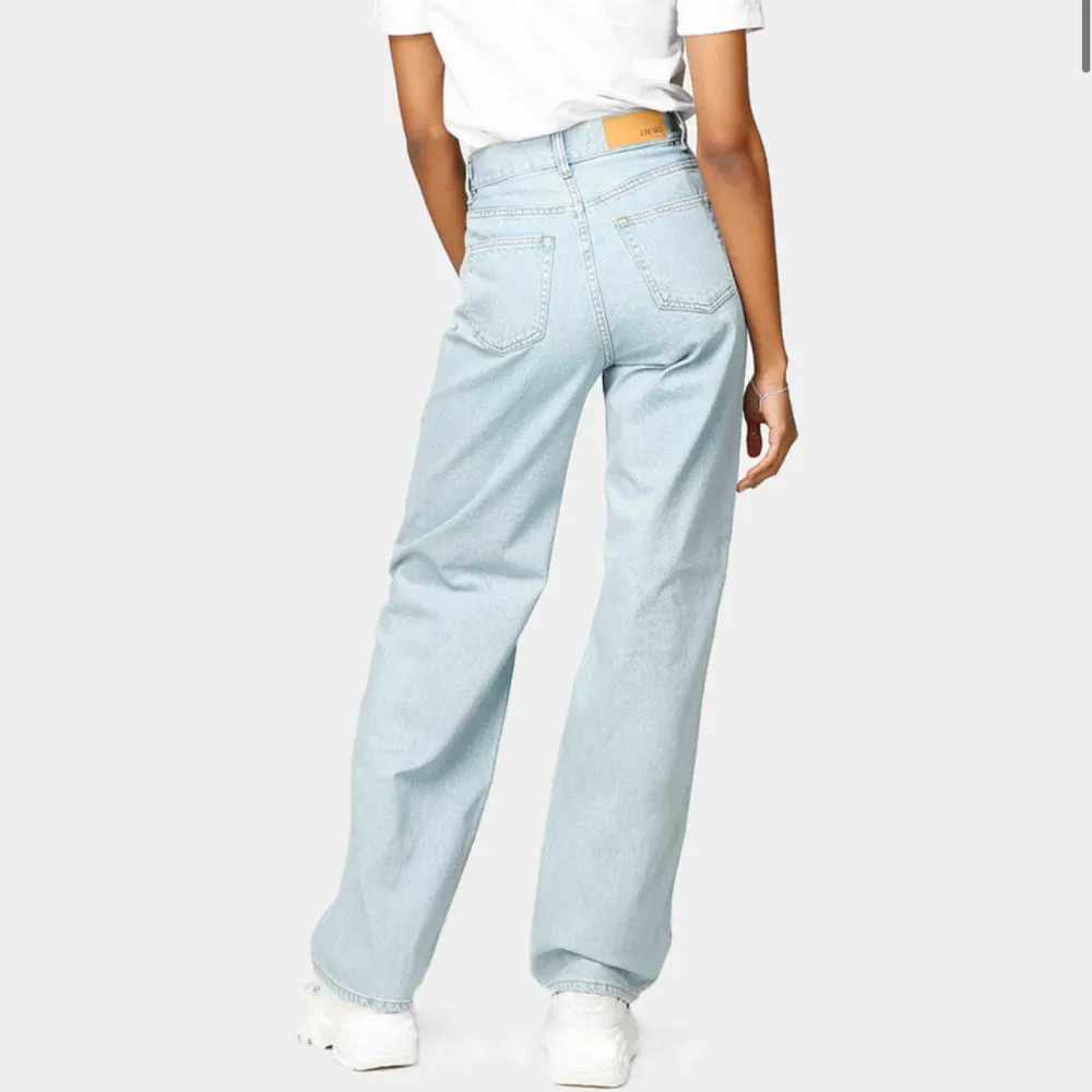 Ett par jättefina ljusblå jeans från Junkyard. Endast använda ett fåtal gånger och är därför i väldigt bra skick🥰  Köparen står för frakt. Jeans & Byxor.