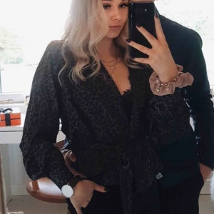  - Silkesblus från Bikbok. Använd fåtal gånger. Himla fin! 