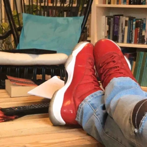  - Air Jordan 11 retro som har används väldigt sparsamt, med ett par repor och veck. Förutom det så är de i extremt bra skick! Kommer med ett GOAT authentication card och original boxen :)