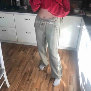  - Säljer dessa byxor (”linne material”) funkar på mig som har storlek s!, hör av dig om du är intresserad 💕💕