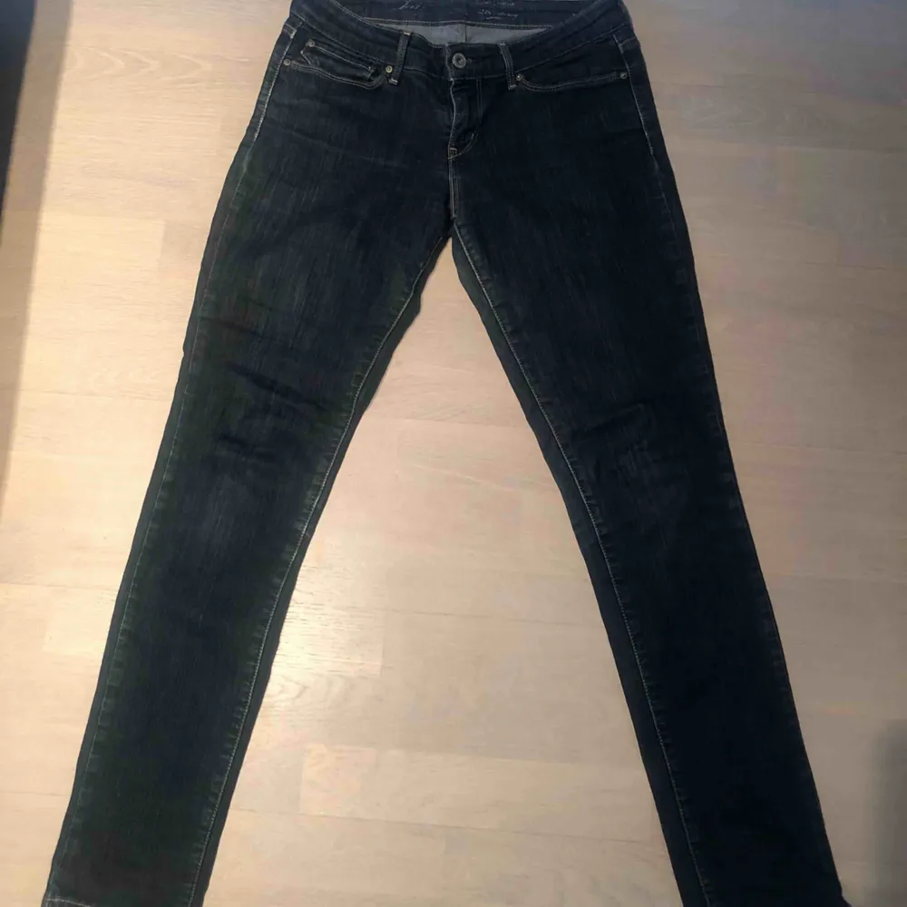 Levis-jeans i jättesnygg färg! Knappt använda, så inga  slitningar. Modell: Levi SAN Fransisco, Demi Curve Skinny. Hämtas upp hemma hos mig på Kungsholmen eller så tillkommer frakt! ✉️. Jeans & Byxor.