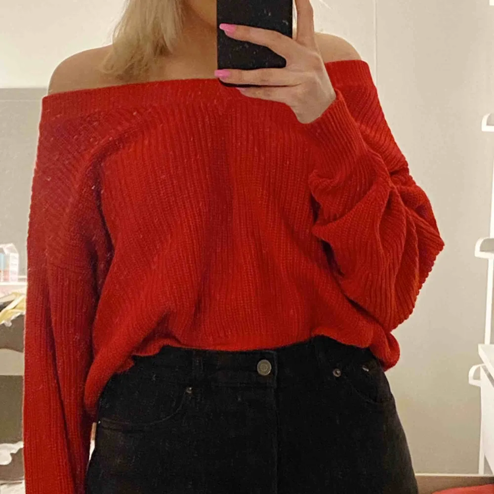 Super snygg röd offshoulder stickad tröja. Det är storlek L men passar S/M lite oversized. Frakt tillkommer. Stickat.