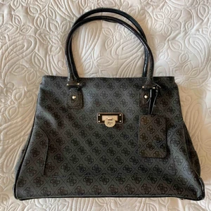  - En stor fin Guess väska. Använd ett fåtal gånger så i bra skick. Lite slitskador på handtagen. Nypris 2000kr.  Storlek 43 x 18 x 32 cm.  Fri frakt!! 