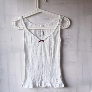 Linne Odd Molly - Ett supersött linne i nyskick från Odd Molly som tyvärr blivit för litet! Köparen står för frakten och jag samfraktar gärna🥰