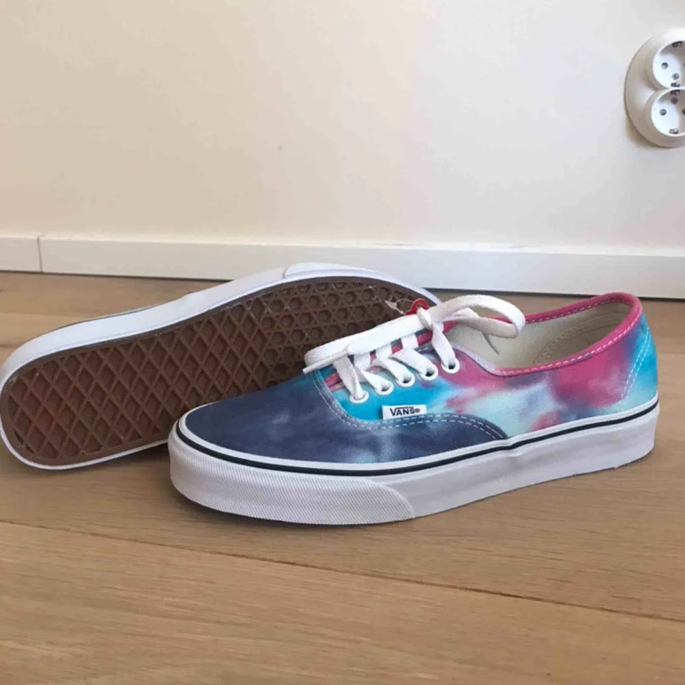 Helt nya Vans i superfina färger! Lite tiedye/galaxykänsla. Kommer i originalkartongen. Skor.