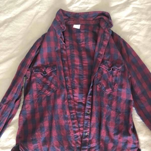  - Skjorta i okej skick. Smått nopprig. Passar även 36. 