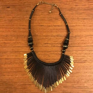  - Nytt halsband, 30:- plus frakt 18:- =48:- totalt Har ca 4 st.