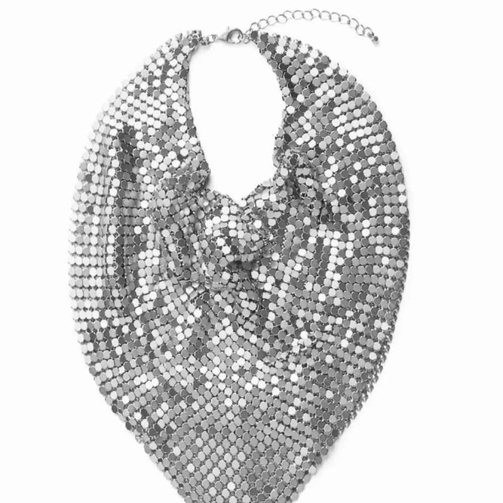 Halsband/scarf tillverkad i små metallplattor från Wera.  . Accessoarer.