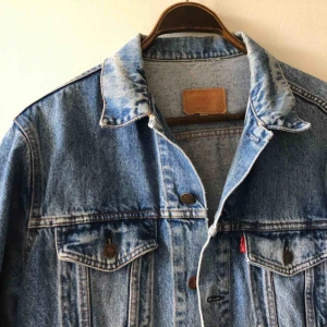  - Snyggt sliten Levis jeansjacka. Storlek 44 på lappen sitter sim en medium. Vintage, troligtvis från sent 80-tal / tidigt 90. Kan hämtas i Uppsala eller skickas mot fraktkostnad spårbart för 95 sek. 