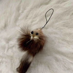  - hängsmycke, finns i Odenplan Stockholm, 10kr för porto.