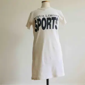 Tuff t-shirt-klänning från ACQUA LIMONE sports.   I snyggt, begagnat skick.   100% Cotton.  Frakten ingår i priset. 