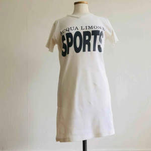  - Tuff t-shirt-klänning från ACQUA LIMONE sports.   I snyggt, begagnat skick.   100% Cotton.  Frakten ingår i priset. 