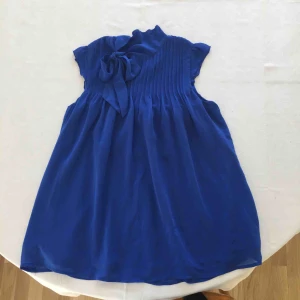  - Vacker blå topp. Perfekt till våren och sommaren.