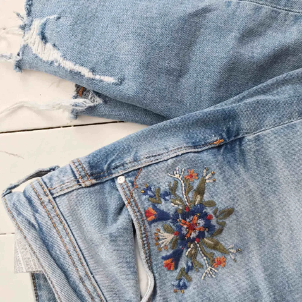 Jeans med brodyr och slitningar även stretch, riktigt snygga till våren. Från Zara strl 36, kan mötas i Örebro annars frakt🌞. Jeans & Byxor.