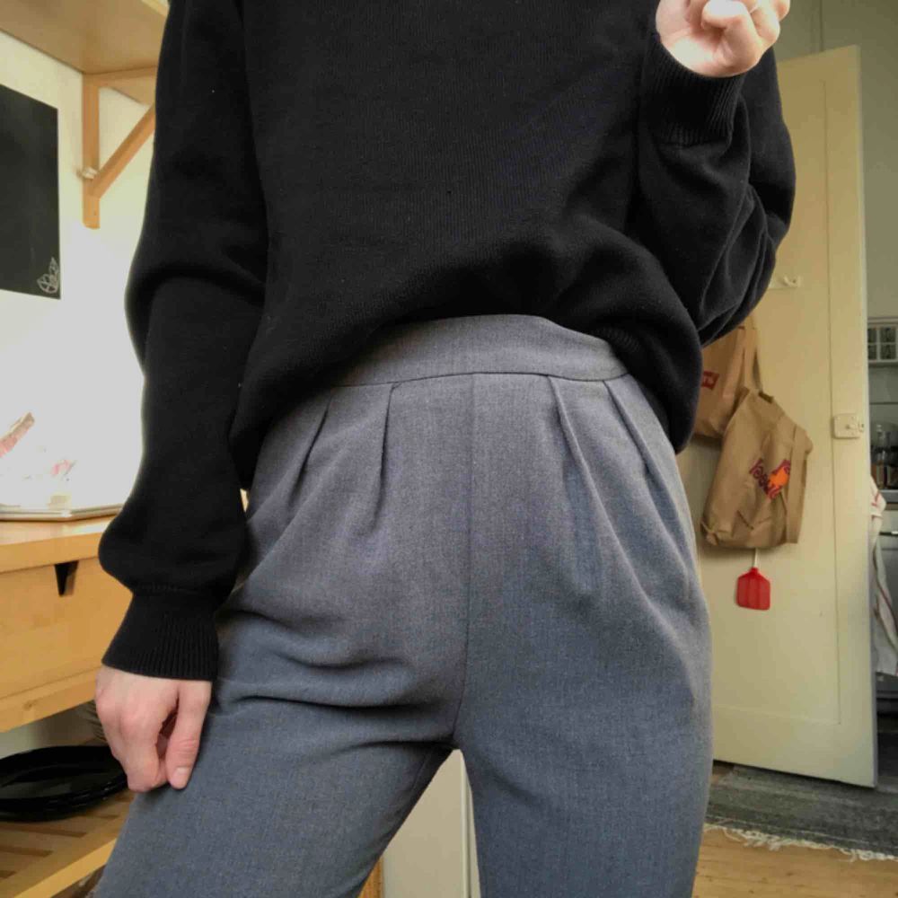 Super snygga gråa brallor från monki frakt ingår🍀. Jeans & Byxor.