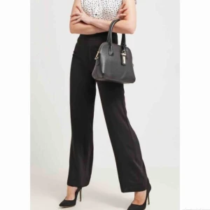  - Super fina byxor från BikBok i modellen ”Adriana”. Enbart använda vid fåtal tillfällen. Har du fler frågor eller vill ha fler bilder är det bara att skriva 😊 Frakt betalar köparen.