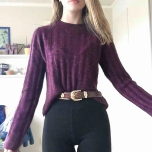  - Mysig vinröd/lila stickad tröja. Ifrån HM, köpt förra sommaren men har aldrig används.  Köpare betalar frakt☺️ 