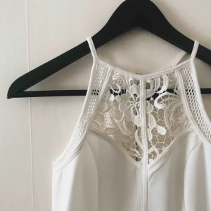  - Superfin klänning som passar perfekt till student/avslutning! Bilden ger den inte riktigt rättvisa men den sitter tight pch supersnyggt på, kan fixa fler bilder! ✨