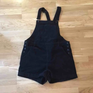  - Hängselbyxshorts 🤔 i svart manchestertyg från Monki, storlek L. Aldrig använd pga fel storlek. Kan mötas upp i stockholm eller skicka, köparen står för frakt 🌼