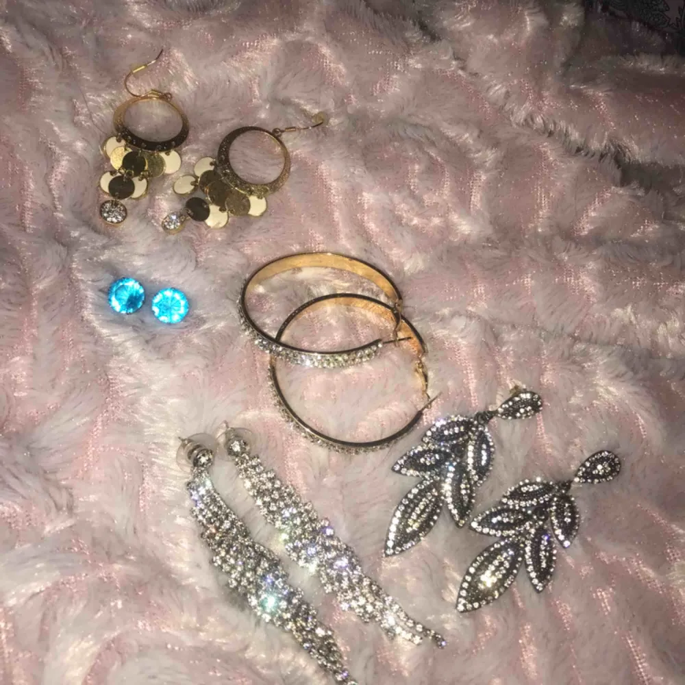 Massor med fina smycken 😍 (kan säljas separat) Hängande glitterörhängena - aldrig använda. Båda de guldiga örhängena - använda 1-2 gånger. Svart-glitter örhängena - använda några fåtal gånger. De blåa - oanvända.  Allt för 80 kr.. Accessoarer.