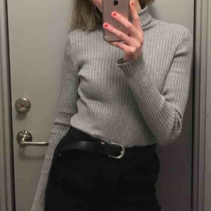  - Grå ribbad polo från Monki