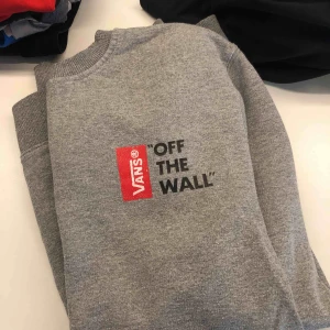  - Vans sweatshirt, S. Nyskick. Stort tryck på ryggen, litet på bröstet